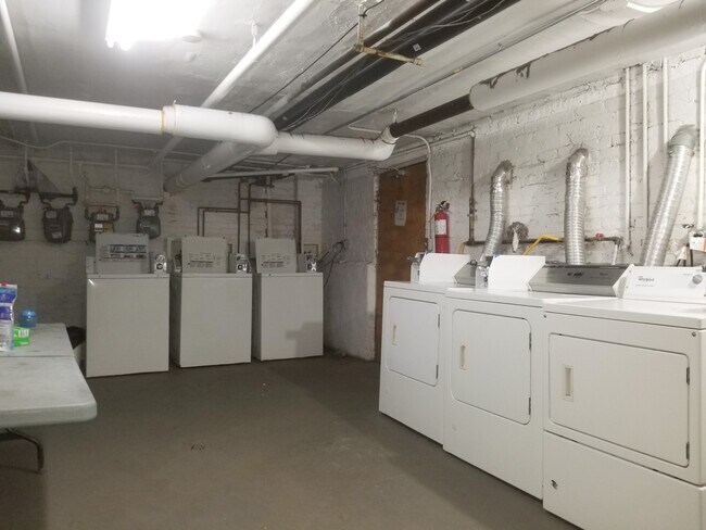 Building Photo - 2132 W Berteau Ave
