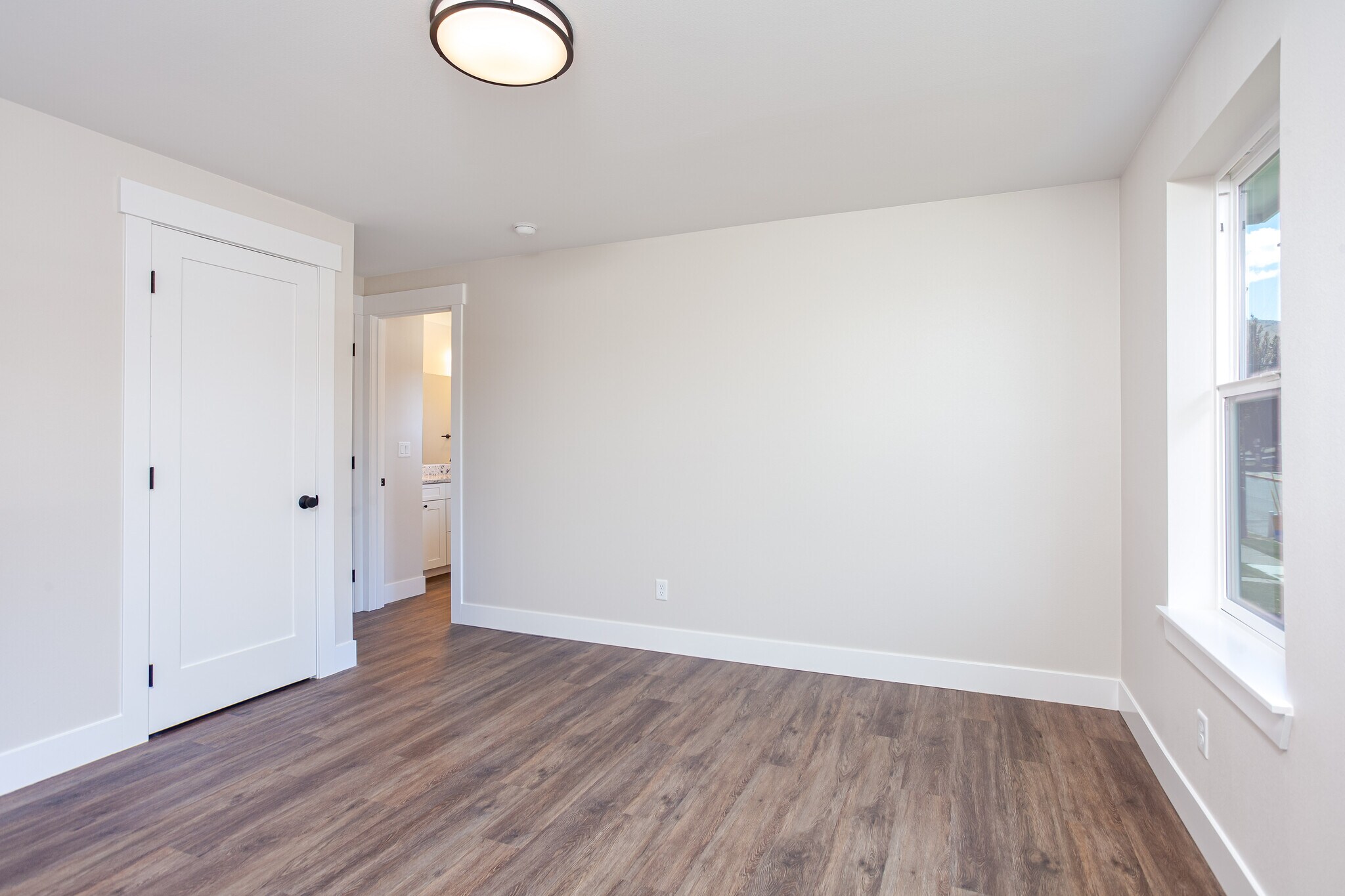 Large Master Suite with walk-in closet - 1205 Fuller St