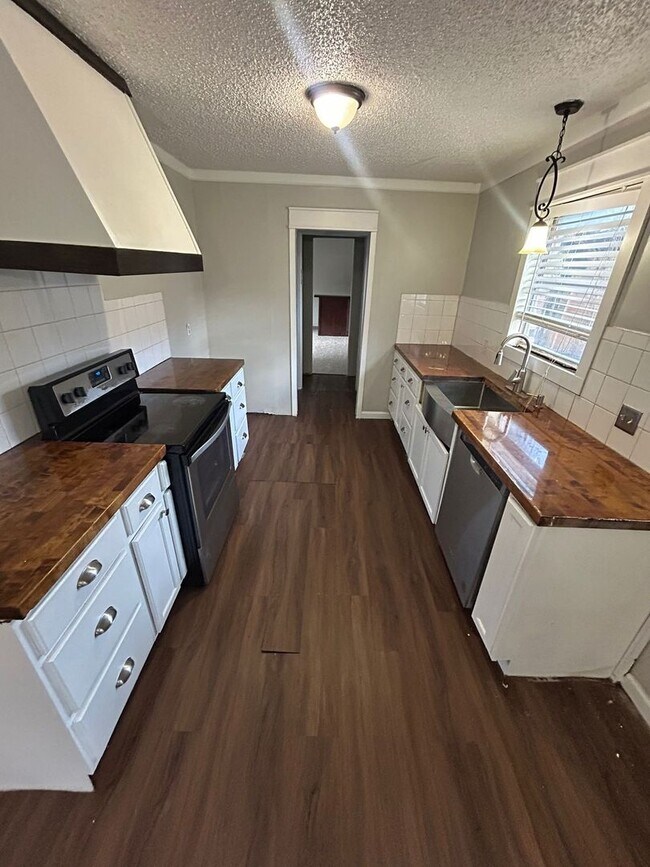 Building Photo - 1006 Holly Hill Ct
