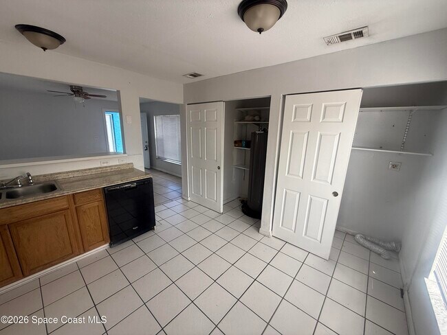 Building Photo - 1527 Schoolhouse St