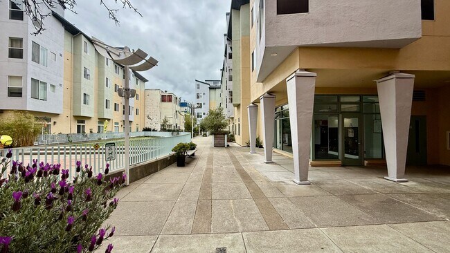 Building Photo - Urban Oasis on Valencia St – 2BR/1BA with ...