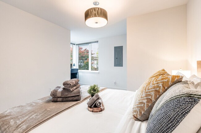 Building Photo - 2319 Franklin Ave E