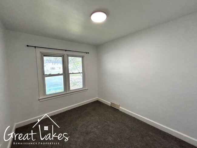 Building Photo - Charming 2 Bedroom 1 Bathroom now availabl...