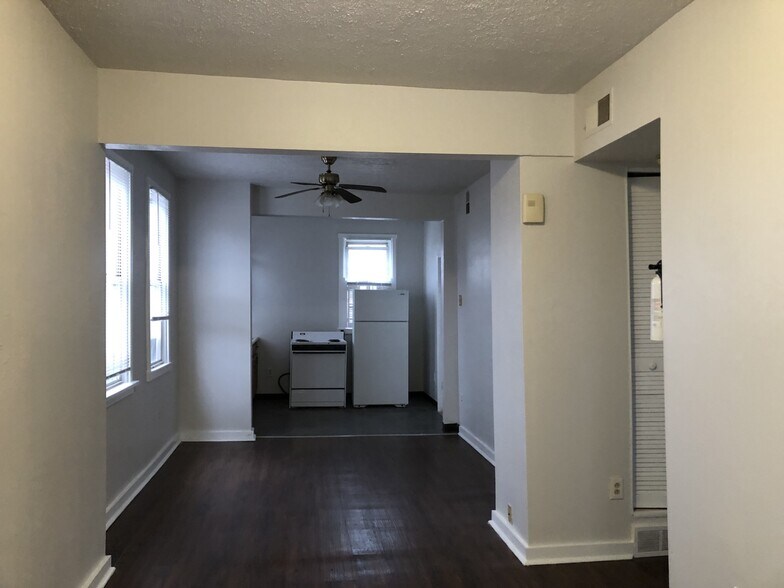 Building Photo - 516 Center Ave