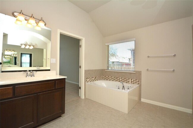 Building Photo - 142 Venice Cove