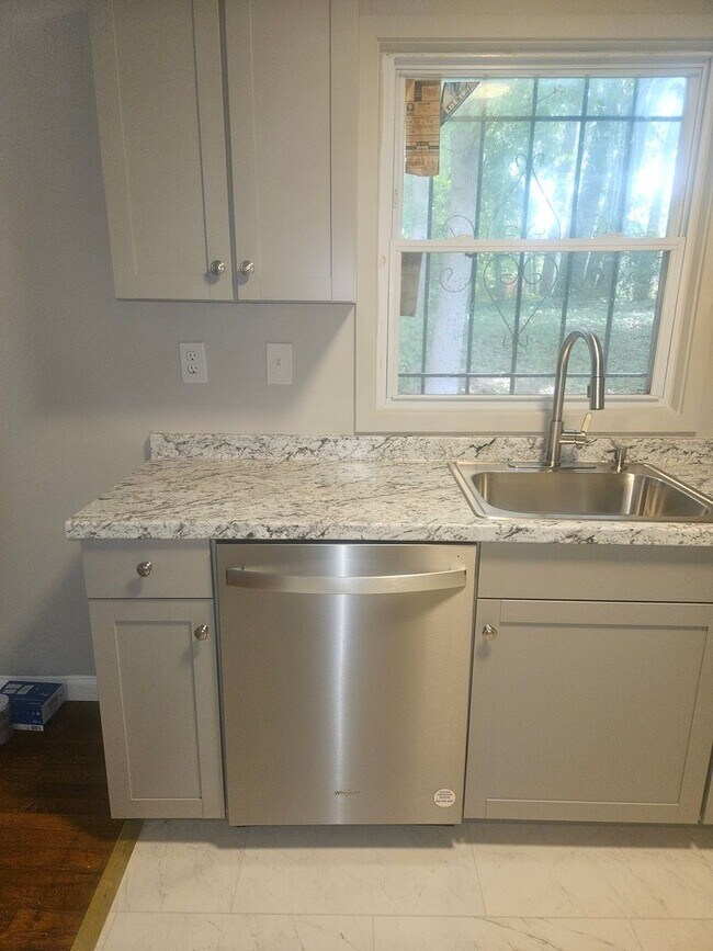 Building Photo - 3 Bedroom 1 bath home