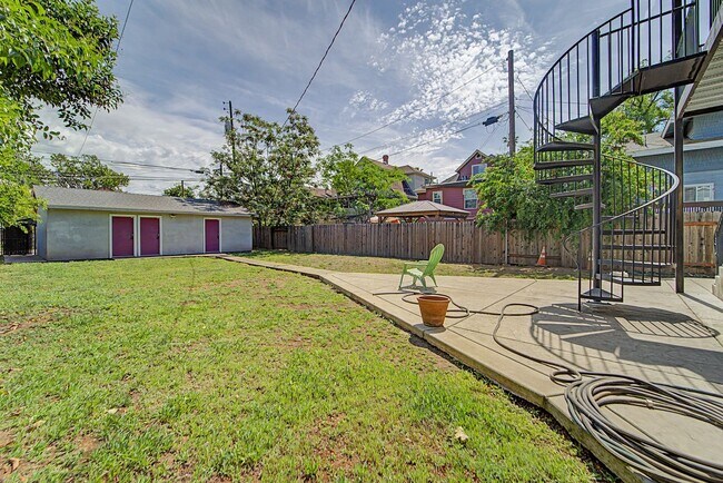 Building Photo - 1109