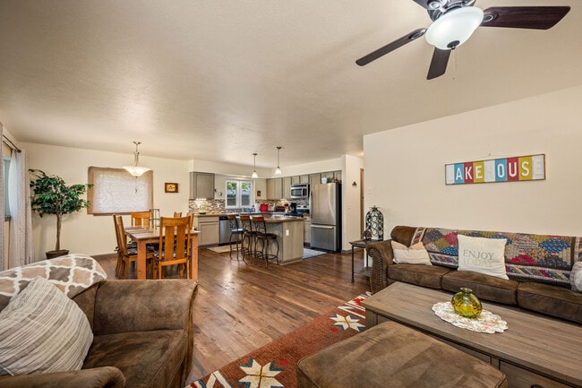 Building Photo - 623 W Florida Cir