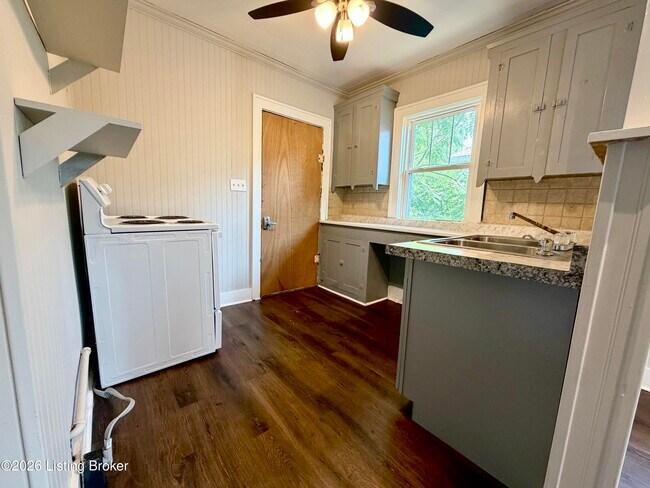 Building Photo - 668 Lindell Ave