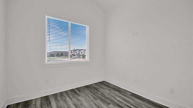 Building Photo - 21200 Portsmouth Cv E