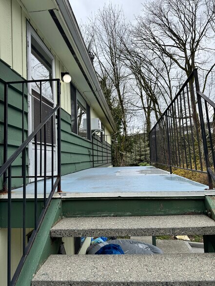 Frpnt balcony - 15603 42nd Ave S