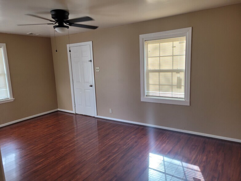 Living room and front door - 115 Thomas Blvd