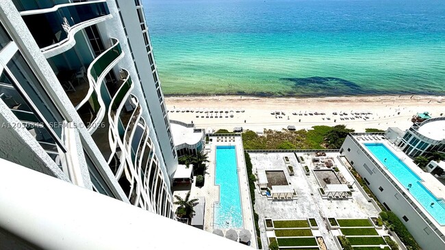 Building Photo - 15901 Collins Ave