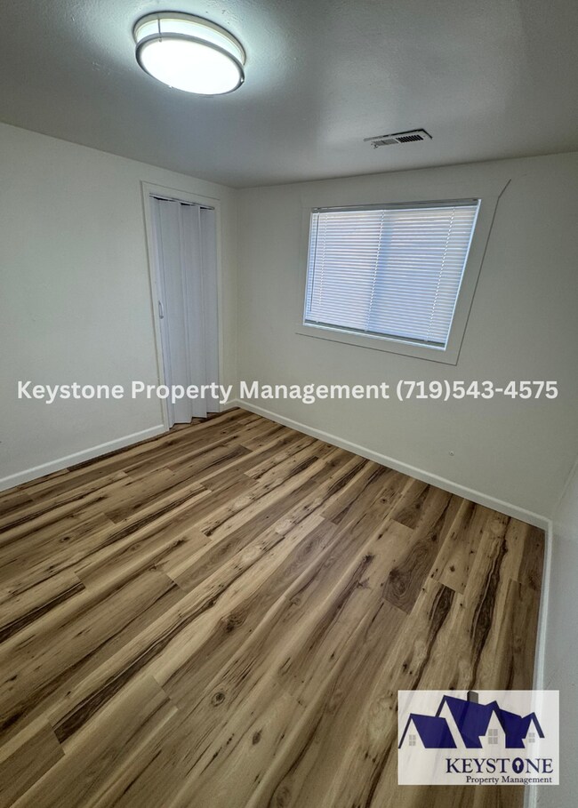 Building Photo - Fully Renovated Home 5 bedrooms/2 Bathrooms $1550/$1550