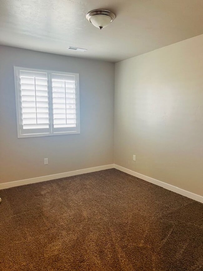 Building Photo - Beautiful home with central air and 2 car garage.