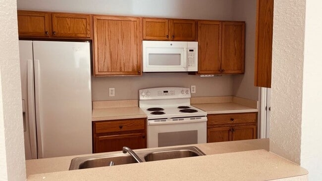 Building Photo - Vista Lakes
