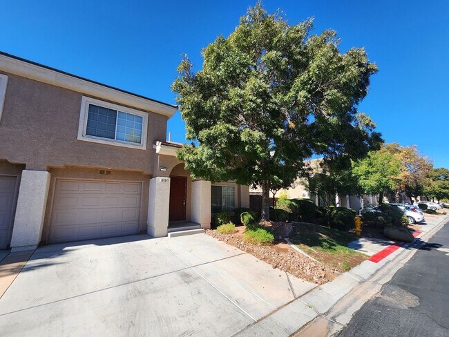 Building Photo - Beautiful townhouse in Silverado Ranch