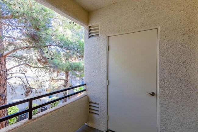Building Photo - 2 Bedroom 2nd Floor West Vegas Condo