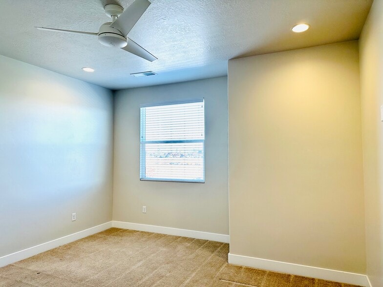 Building Photo - 819 S Black Alder Dr