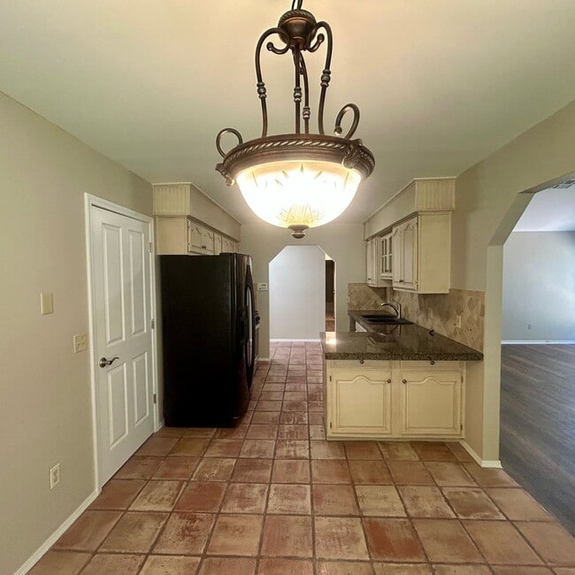 Building Photo - Enjoy Coming Home To This Beautiful and Well Maintained Home Close To Shopping, Restaurants & More!