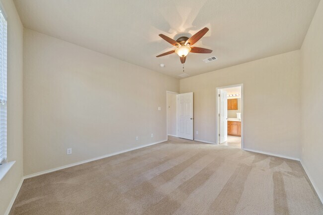 Building Photo - Spacious 4-Bed Home with Island Kitchen, Private Patio & Fenced Yard in Schertz