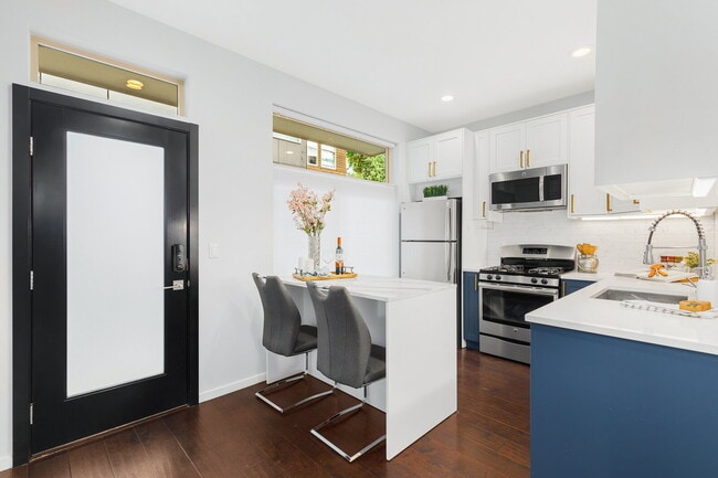 Building Photo - Spacious Judkins Park Townhouse- Parking-Lightrail