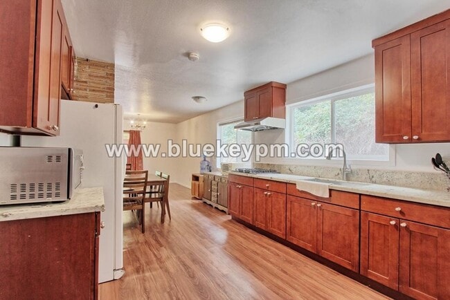 Building Photo - 5 Bedrooms, 2.5 Bathrooms Home in Oregon City
