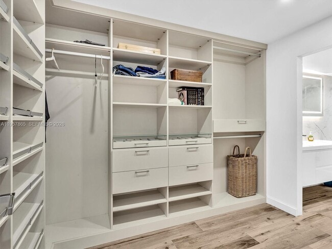 Building Photo - 10000 W Bay Harbor Dr