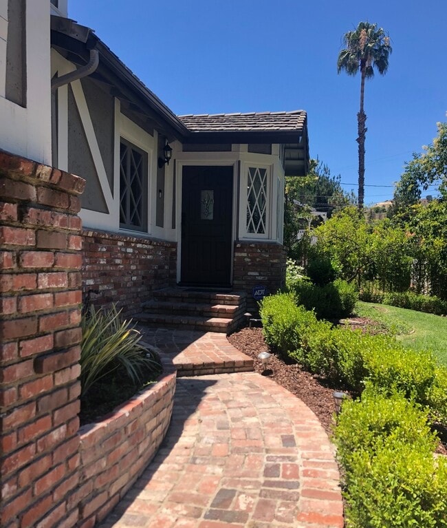 Building Photo - Luxury 5 Bed, 3 Bath - Entertainers Dream!