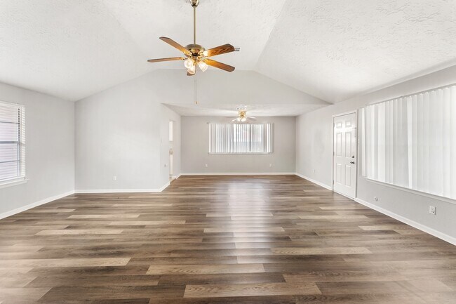 Building Photo - 1202 Manorglen Dr