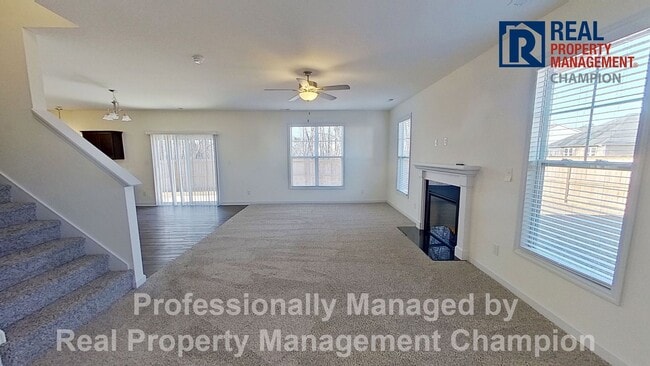 Building Photo - Spacious Home with Fenced Back Yard Convenient to Camp Lejeune