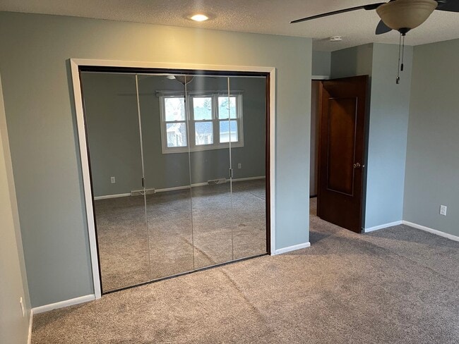 Building Photo - Executive home for rent! Excellent locatio...