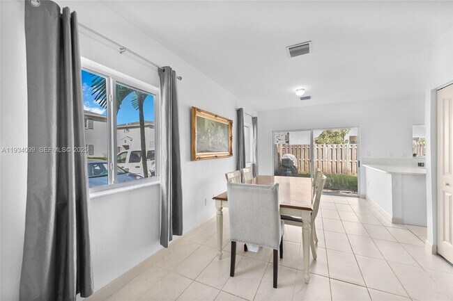 Building Photo - 1270 NW 3rd Ln