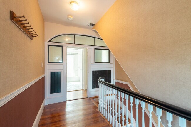 Building Photo - 1400 sf Fairmont Apartment with Washer/Dry...