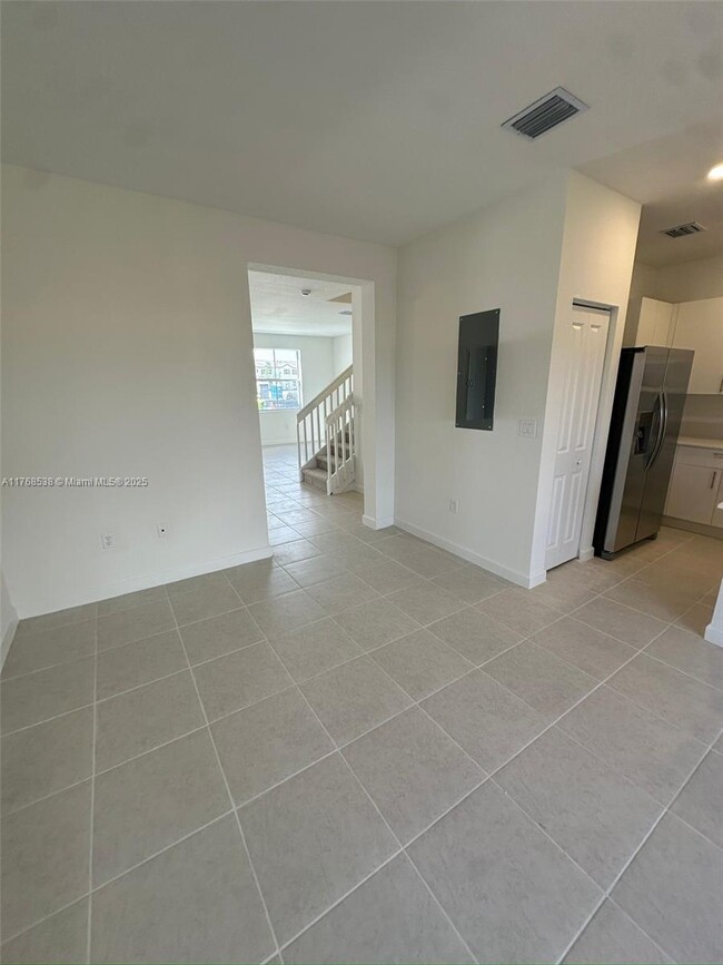 Building Photo - $2,450 2848 SE 26 Ter
