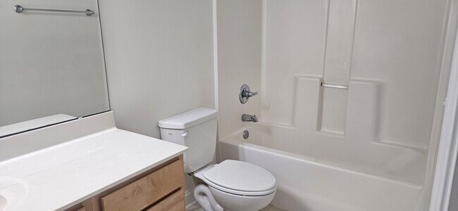 Building Photo - Darling 2br/2.5ba end unit townhome in Exc...