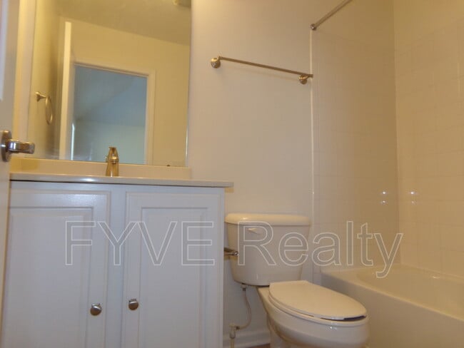 Building Photo - 467 Westgreen Ln