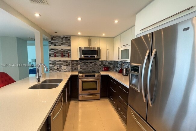 Building Photo - 100 Bayview Dr