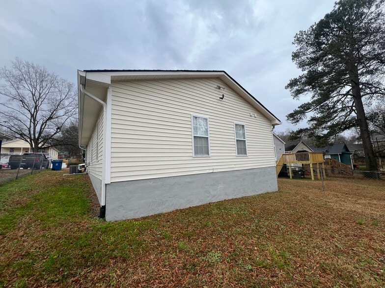 Building Photo - Room in House on Lancaster St