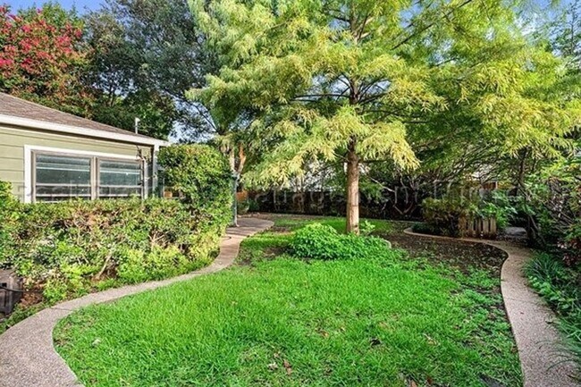 Building Photo - Charming home located in Ridglea North