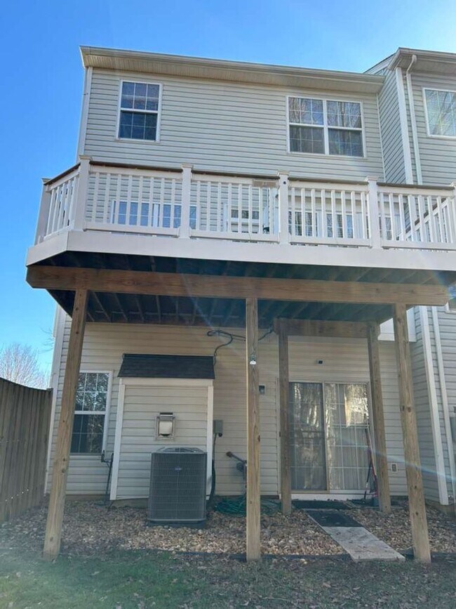 Building Photo - Elegant And Spacious 3 Bed 3.5 Bath Townhome In Vibrant Loudon Parkway Center