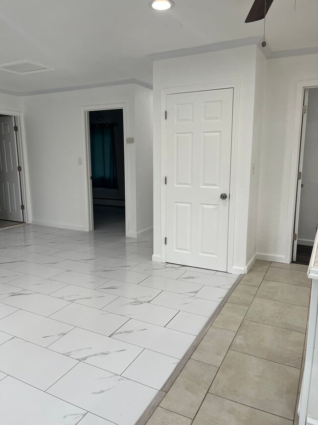 Building Photo - Large 4 bedroom home in Hamilton Acres - Mother in Law included