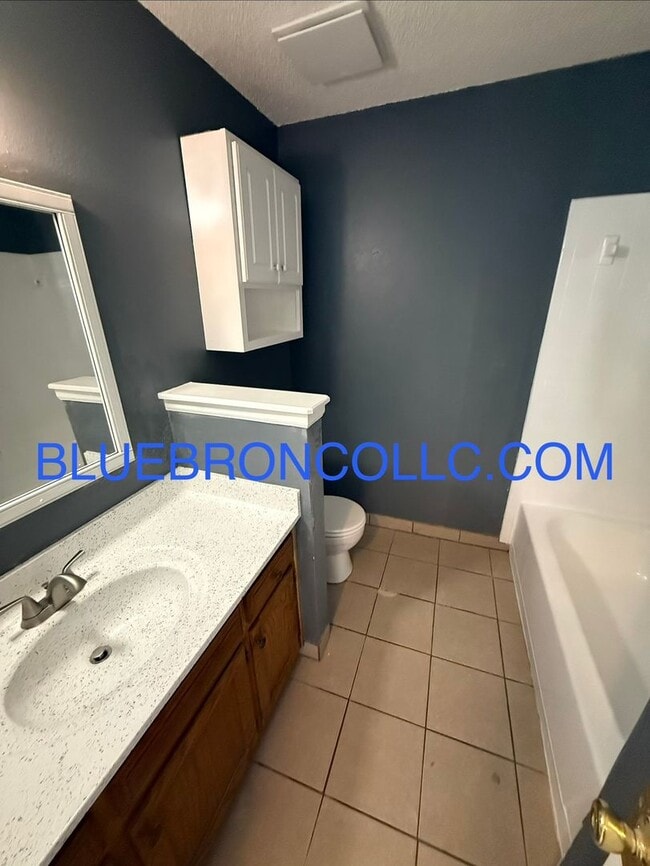 Building Photo - New carpet and Fresh paint in this wonderful townhome.