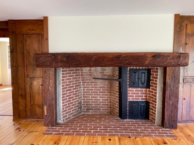 Building Photo - 454 Main St