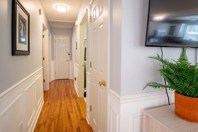Building Photo - FURNISHED OFF-SEASON MONTHLY RENTAL FOR 2026