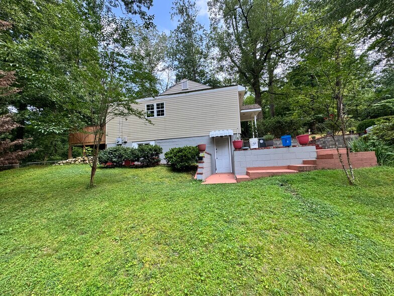 Building Photo - 855 Hillcrest Rd