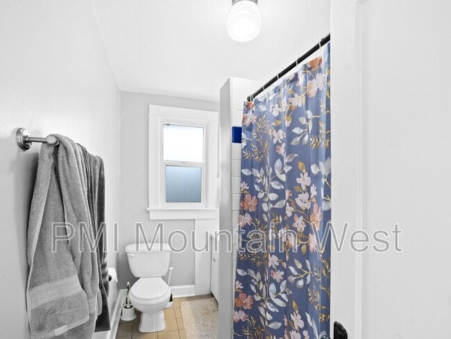 Building Photo - 647 Bryan Ave