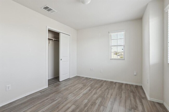 Building Photo - 5713 Kennedy St