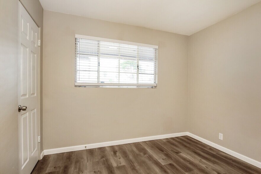 Building Photo - 2318 N 30th Pl