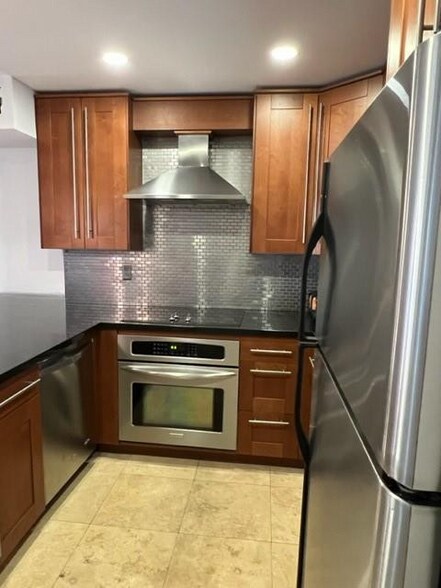 Building Photo - 2180 Brickell Ave